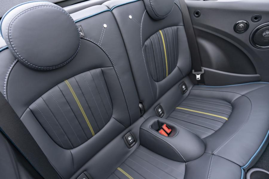Детали интерьера Mini Cooper S Cabrio Sidewalk (F57) 2020 года  (WW) (фото 31 из 53)